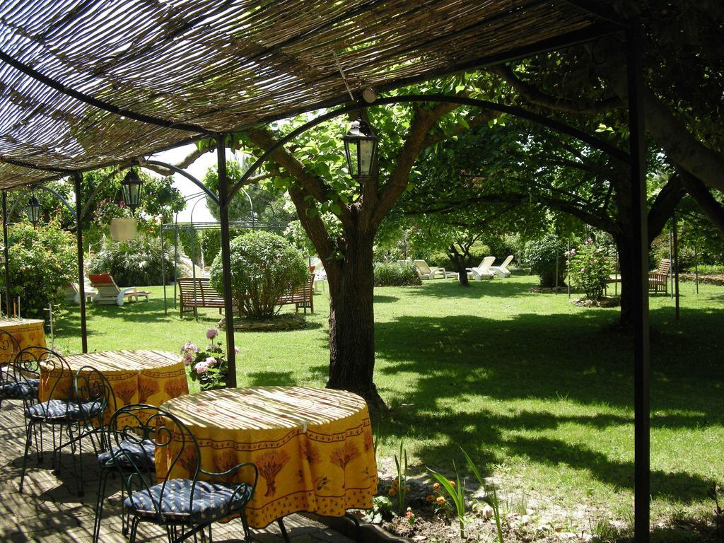 Bastide Des Princes B&B Caderousse Ngoại thất bức ảnh